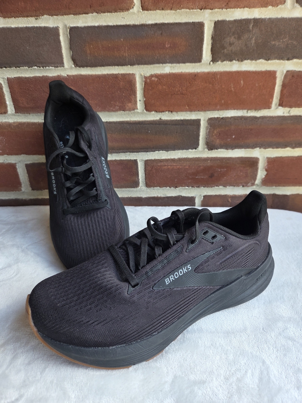 Brooks Revel 8 Black Running Shoes Gum Sole Women's US 8.5 EU 40